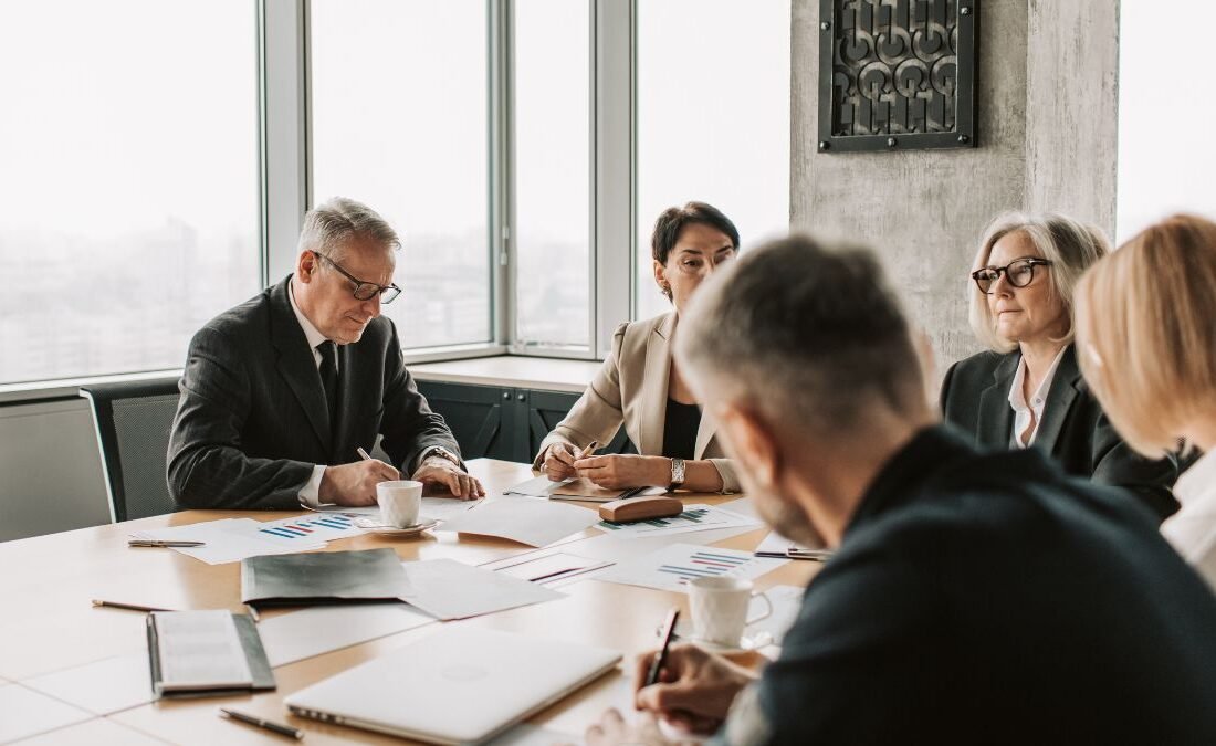 AI agents reshaping corporate hierarchy in a modern enterprise boardroom